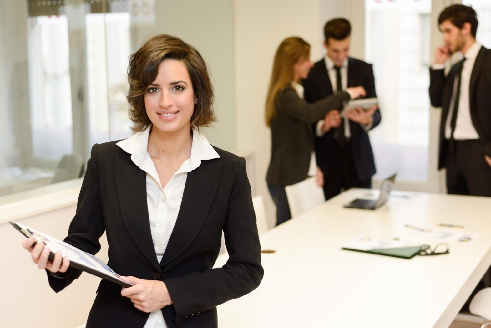 Personne analysant ses finances personnelles avec des documents et une calculatrice